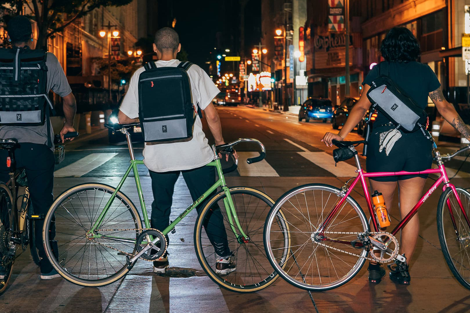 Chrome, so Shiny! Mit dem Hondo Night Backpack sichtbar in der Nacht